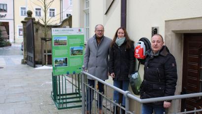 Bild: Stadt Kemnath/exb
Im Innenhof des Rathauses in Kemnath befindet sich ein neuer automatischer Defibrillator (AED). Damit können Ersthelfer auch ohne medizinische Kenntnisse Leben retten. Das Bild zeigt (von links) Bürgermeister Roman Schäffler sowie die Ersthelfer-Verwaltungsmitarbeiterin Magdalena Kirschbauer und Verwaltungsmitarbeiter sowie Kommandant der Kemnather Feuerwehr Peter Denz.
