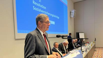 Bild: HWK/Sigel
HWK-Präsident Georg Haber sprach sich am Wochenende in Neumarkt zusammen mit den weiteren Mitgliedern der HWK-Vollversammlung für eine Strukturreform der sozialen Sicherungssysteme aus.
