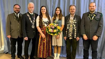 Bild: rwo
Das Bild zeigt (von links) Andreas Michl, Schützenmeister vom Gau Armesberg, Franz Brunner, Präsident des Oberpfälzer Schützenbundes, Dritte Landesschützenliesl Maria Kausler, Landesjugendkönigin Eva Merkl, Gauschützenkönig Bernd Bauer und den stellvertretenden Sportleiter Gau Armesberg, Florian Trassl.