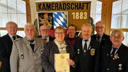 Bild: R. Kreuzer
In der Jahreshauptversammlung der Kameradschaft 1883 Rothenstadt werden einige Mitglieder für ihre lange Treue geehrt.