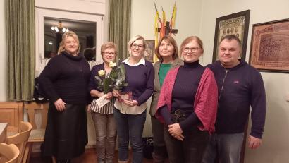 Bild: Gabi Zeitler/exb
Kerstin Aufschneider vom Diözesanverband Regensburg (von links) mit den Geehrten des KDFB Wildenau Waltraud Walter (40 Jahre), Stephanie Kink (10 Jahre) sowie der Bezirksvorsitzenden Neustadt/WN Inge Trottmann, Erster Vorsitzender Brigitte Rosenberger und Pfarrer Matthias Nowotny.