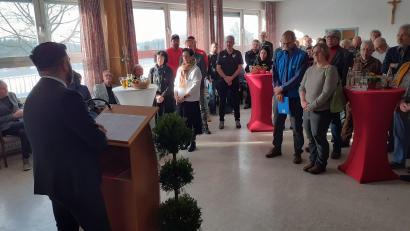 Bild: dpi
Bürgermeister Dippold dankt am Rednerpult engagierten Frauen und Männern aus Neustad/WN.