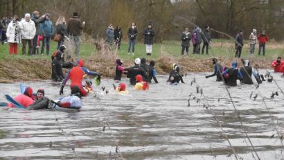 Archivbild: mma
Mit viel Spaß geht es beim Vilsschwimmen für zwei Kilometer ins sechs Grad kalte Wasser.