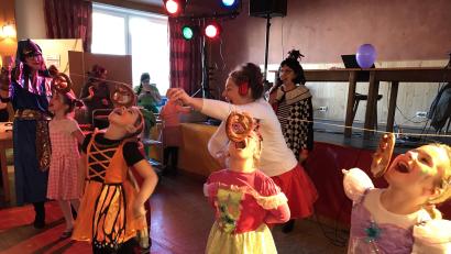 Bild: mma
Das Brezenschnappen, das Silvia Wainio und Ansagerin Claudia Graf leiten, macht den Kindern viel Spaß.