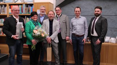 Bild: prh
Grund zum Feiern gab es bei den Freunden des Neustädter Gymnasiums. Vorsitzender Florian Amann (Zweiter von rechts) dankte Schulleiter Dr. Anton Hochberger, einer der ersten Schülerinnen Gerlinde Lohrer und den beiden Gründungsvorsitzenden Wolfgang Meidenbauer und Werner Buckenleib (von links). Rechts im Bild Bürgermeister Sebastian Dippold.