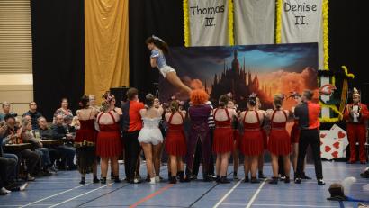 Bild: bey
Die Prinzengarde umgibt Tänzerin Mia, die scheinbar schwerelos ist.