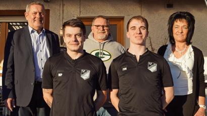 Bild: jma
Bürgermeister Joachim Neuß mit den Glückauf-Vorsitzenden Michael Pepiuk, Thomas Ziegler und Florian Wiesneth sowie der neuen Pächterin Silvia Kulka (von links).