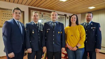 Bild: Joseph Süß/exb
Bürgermeister Rudolf Teplitzky gratuliert zweitem Kommandant Matthias Stöhr und erstem Kommandant Ferdinand Roßmann zur Wiederwahl (von links). Petra Zach (Stadt Oberviechtach) und Kreisbrandmeister Peter Killermann schließen sich dem an.