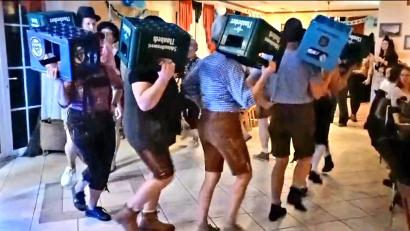 Bild: Scheitinger/exb
Viel Beifall gibt es für den Bierkistltanz.