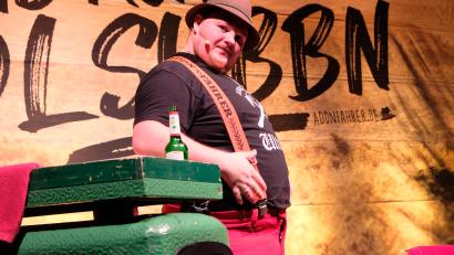Bild: do
Der "Addnfahrer" bereichert die Comedy-Szene. Am Samstagabend ist das Publikum in der ausverkauften Stadthalle Grafenwöhr hin und weg von den volksnahen Sprüchen und Erzählungen des Künstlers.