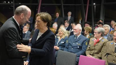 Bild: Hirsch
Beim Neujahrsempfang des CSU-Ortsverbandes Schwandorf für ehrenamtliche Helfer begrüßt EVP-Vorsitzender Manfred Weber besonders herzlich die frühere Europaministerin Emilia Müller.