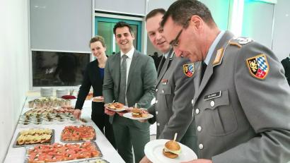 Bild: Portner
Oberst Markus Vollmann (von rechts), Oberstleutnant Ralf Georgi und Bürgermeister Rudolf Teplitzky mit Gattin Stephanie eröffnen das Buffet.