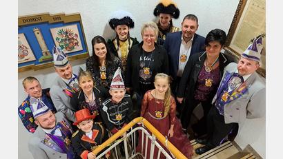 Bild: ssl
Der Faschingsverein Stammtisch Botzersreuth übergab unter anderen an Bürgermeister Markus Ludwig Orden. Der Kinderprinz der närrischen Gemeinschaft kommt aus Störnstein, deshalb gab es erst- und einmalig diesen Empfang.