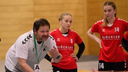 Bild: ham
Auch die Ansprache von HSG-Trainer Bernd Eckl (links) half nichts. Die HSG-Damen gingen gegen Bayreuth unter.
