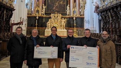 Bild: pz
Mit 20 000 Euro unterstützt der Basilika-Förderverein Waldsassen die Umrüstung der Beleuchtung im Chorraum. Im Bild die Übergabe der symbolischen Schecks mit (von links) Kirchenmusikdirektor Andreas Sagstetter, Alois Michl und Willi Prechtl (Förderverein), Stadtpfarrer Dr. Thomas Vogl, Kirchenpfleger Martin Rosner und Johann Röttges (Förderverein).