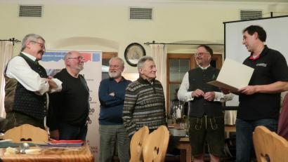 Bild: Erhardt Cramer, Bergwacht Amberg/exb
Die Bergwacht Amberg ehrte während der Jubiläumsfeier einige Mitglieder (von links): Norbert Arnold, Erhard Cramer, Josef Ries, Fritz Fraas, Markus Arnold und Michael Junge.