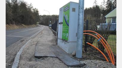 Bild: gsp
Der durch die Verlegung von Glasfaserkabeln beschädigte Gehweg Richtung Viehberg ist aus Sicht von Ammerthaler Bürgern nahezu nicht begehbar.