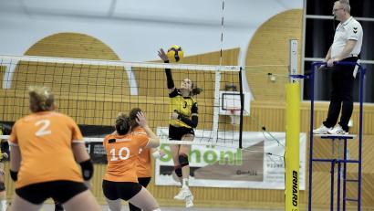 Bild: Hubert Ziegler
Mira Sperber (rechts am Netz/Szene aus dem Spiel gegen Straubing II) und ihre Teamkolleginnen feierten einen ungefährdeten Sieg.