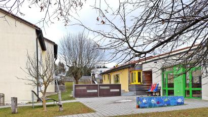 Bild: ld
Zwischen Pfarrheim und Kindergarten ist ein Verbindungsbau angedacht, um das Kinderhaus um einen Teil des Pfarrheims zu erweitern. Ob es verwirklicht werden kann, ist noch fraglich. Es sind noch bürokratische Hürden zu überwinden. Im Investitionspaket für 2024 stehen dafür schon einmal 200.000 Euro.