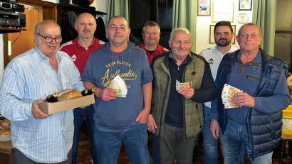 Bild: fvo
Das Bild zeigt von links Bernhard Daubner, Hauptorganisator Hubert Pühler, Gewinner Jürgen Plössl, FSV-Vorsitzender Peter Sollfrank, Franz Käck, Max Stark und Willi Hirsch.