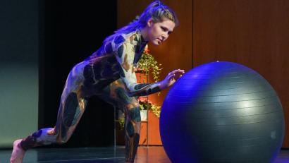 Bild: Stephan Huber
Die Einlage von Monique Schröder mit ihrem Gymnastikball begeisterte die Zuschauer bei der Vereinssportlerehrung der Stadt Amberg für das Jahr 2023 im ACC.
