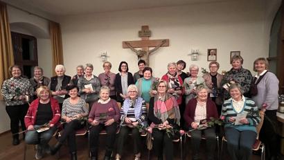 Bild: Schreyer/exb
Der Frauenbund Pfreimd ehrt in der Jahreshauptversammlung seine Mitglieder. Das Bild zeigt die anwesenden Geehrten für 40 bis 49 Jahre.