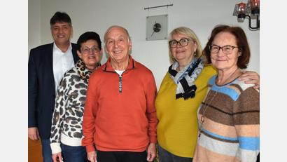 Bild: rgr
Zum 80. Geburtstag von Hans Gleißner gratulieren Bürgermeister Edgar Knobloch (von links) und Rosalinde Hacker sowie (von rechts) Maria Brunner und Vera Keßl.