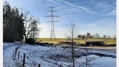 Bild: ise
Der beliebte Spazierweg in Schirmitz bietet zurzeit in den Mittagsstunden zwei Jahreszeiten. etwas Frühling, etwas Winter.