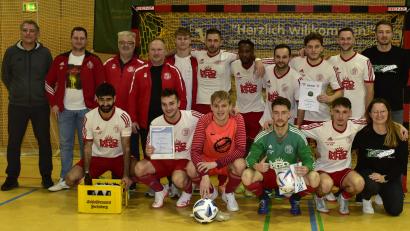 Bild: ham
Der TSV Tännesberg holt den Fuchsberger-Cup. Links hinten Kreisspielleiter Ludwig Held.