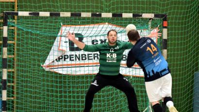 Archivbild: Hubert Ziegler
Trotz starker Leistung von Torwart Tobias Männl (hinten/Szene aus dem Spiel gegen weiden) reichte es für Sulzbach gegen Forchheim nicht zum Sieg.