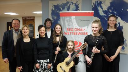 Bild: Sing- und Musikschule Marktredwitz/exb
Strahlende Siegergesichter der Marktredwitzer Teilnehmer: Musikschulleiter Erwin Jahreis (von links), Querflötenlehrkraft Birgitta Kurbjuhn, Klavierbegleiterin Emanuela Zaharia-Donici, Gitarrenlehrkraft Robert Hösl, Miriam Weyer, Sandra Zaus, Anna Haberkorn und Klavierbegleiterin Helena Merz.