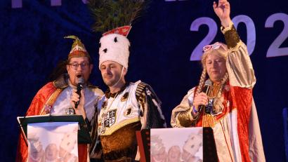 Bild: Gebert
Bauer Zico (Matthias Ziegler), Prinz Uli (Uli Wittmann) und Jungfrau Django (Jürgen Kraus) nahmen als Plößberger Dreigestirn lokale Gegebenheiten aufs Korn.