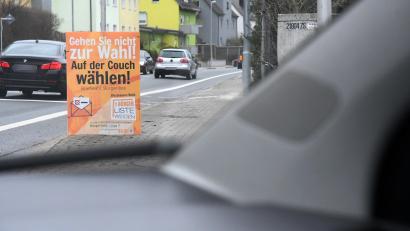 Archivbild: Gabi Schönberger
In Ausnahmefällen dürfen künftig auch an Verkehrszeichen (des ruhenden Verkehrs) Wahlplakate angebracht werden. Weiden hat seine Plakatierungsverordnung angepasst.