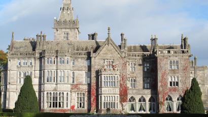 Symbolbild: Daniela David/dpa
Mit einem Symbolbild von diesem herrschaftlichen Hotel in Irland, wo vor allem Reittouristen übernachten sollen, wirbt ein Makler mit dem Inserat für ein "Schlosshotel" in Eschenbach.