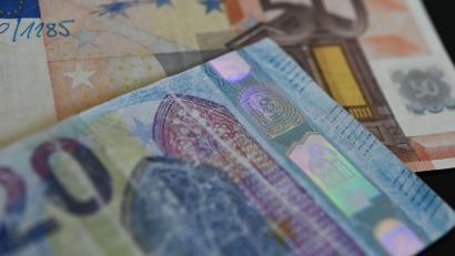 Symbolbild: Arne Dedert/dpa
Immer wieder stellt die Polizei gefälschte Banknoten sicher (wie hier im Juli 2021 in Köln), jetzt ist auch ein falscher 20-Euro-Schein in Amberg aufgetaucht.