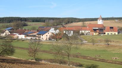 Bild: bnr
Im Bereich der Ortschaft Mitterauerbach verringert sich das Gebiet der Gemeinde Schwarzach um 0,0323 Hektar. Ursache sind Grenzanpassungen von Flurstücken.