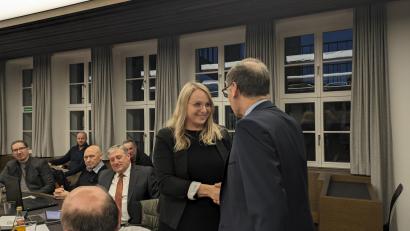 Bild: pz
Katja Bloßfeldt durfte die ersten Glückwünsche zur Wahl der Dritten Bürgermeisterin von Bernd Sommer entgegennehmen. Links daneben Markus Scharnagl, der zuvor zum Zweiten Bürgermeister und somit zum Nachfolger von Karlheinz Hoyer gewählt worden war.