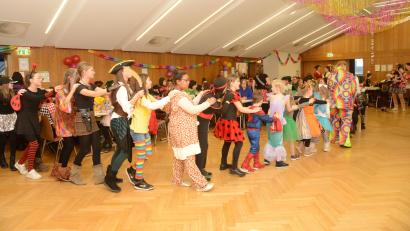 Bild: bey
Per Polonäse zogen die Kinder durch den Festsaal und die anderen angrenzenden Räumlichkeiten.