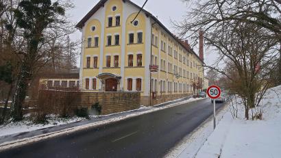 Bild: bsc
Noch ist die Brauereigaststätte Schlossschänke in Friedenfels geschlossen. In rund drei Wochen sollen die Renovierungsarbeiten beendet sein.