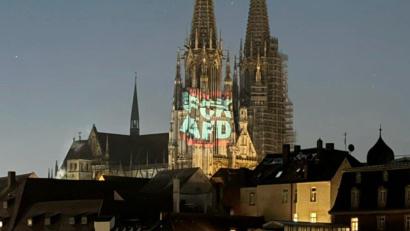 Bild: Barbara Eisenhut
Unbekannte haben den Regensburger Dom am Samstagabend für eine politische Botschaft genutzt.