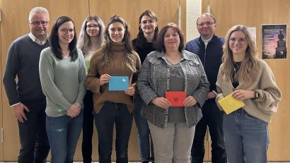 Bild: Pfarrei Immenreuth/exb
Pfarrer Markus Bruckner (Zweiter von rechts) bedankte sich mit einem kulinarischem Gutschein ebenso wie (von links) Pfarrgemeinderatssprecher Roman Melzner bei Elisabeth Schupfner, Sofia Polzin, Sarah Lautner, Katharina Hößl, Sibylle Polzin und Janine Lautner.