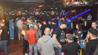 Bild: bey
Start in den Fasching: Im "Bachofnersaal" in Pleystein ging bei der Party der Kegelclub Rot-Weiß wieder die Post ab.