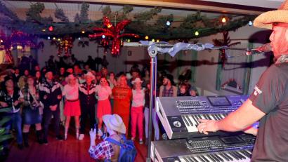 Bild: Willi Ertl
Der Alleinunterhalter BenRay bringt die Stimmung im Sorghofer Wolfgangsheim zum Brodeln.