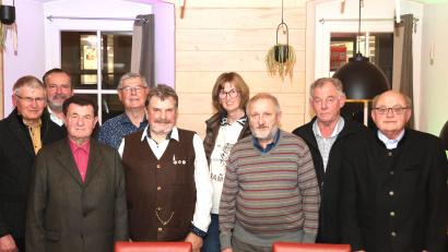 Bild: Wolf/exb
Bei der Veranstaltung anwesende geehrte Mitglieder des GOV Nabburg: Hans Pamler, Bürgermeister Frank Zeitler, Leo Graf, erster Vorsitzender des GOV Walter Wolf, Franz Bergmann, Gertraud Lindermair, Georg Graf, Manfred Pinzer und stellvertretender Kreisvorsitzender Hans Dieter Betz (von links).