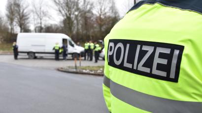 Bild: Bundespolizei/exb
Die Bundespolizei nimmt an der A 6 bei Waidhaus gesuchte Straftäter fest.