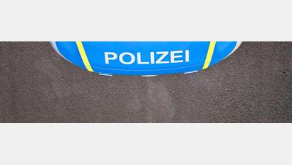 Symbolbild: Klaus-Dietmar Gabbert/dpa/Symbolbild
Eine Eisplatte ist in Marktredwitz von einem Lkw gerutscht und auf ein Auto gekracht.