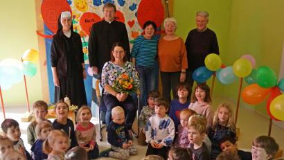 Bild: jma
Brunhilde Späth (sitzend) freut sich über die vielen Glückwünsche zu ihren 40-jährigen Dienstjubiläum als Erzieherin im Fatima-Kindergarten.