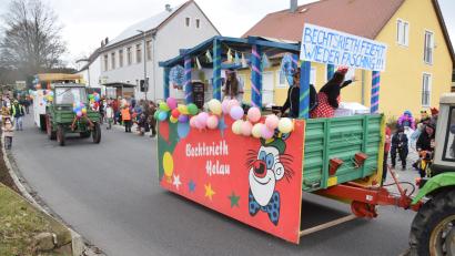 Archivbild: fz
Hunderte bejubelten den Faschingszug von Trebsau nach Bechtsrieth. Auch heuer rechnen die Bechtsriether mit einem großen Andrang