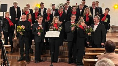 Bild: tne
Das Weihnachtsoratorium des Chorensembles EverySing in der Pfarrkirche St. Konrad Ammersricht war ein Genuss. Am Ende gab es Blumen für die Sänger und Dirigent Stefan Wilhelm.