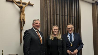 Bild: pz
Bürgermeister Bernd Sommer (rechts) zusammen mit Zweitem Bürgermeister Markus Scharnagl und Dritter Bürgermeisterin Katja Bloßfeldt.